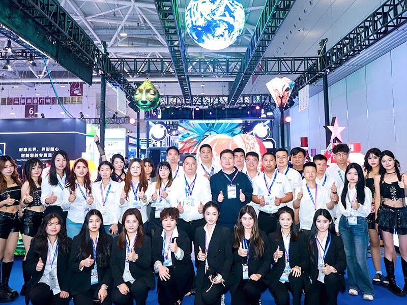 TOOSEN team photo — approximately 30 team members at the exhibition booth